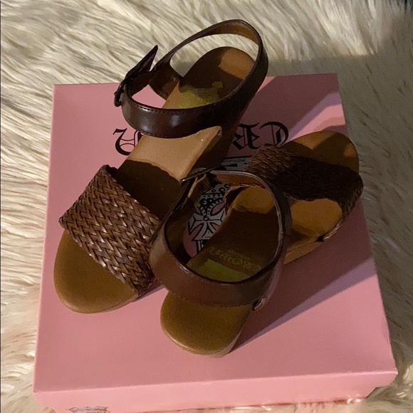 Sandals - Picture 3 of 3